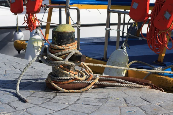 Bollard with ropes close-up in the port — Stock Photo, Image