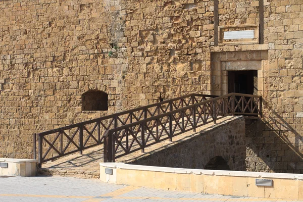 Brug naar het oude fort. Paphos, Cyprus — Stockfoto