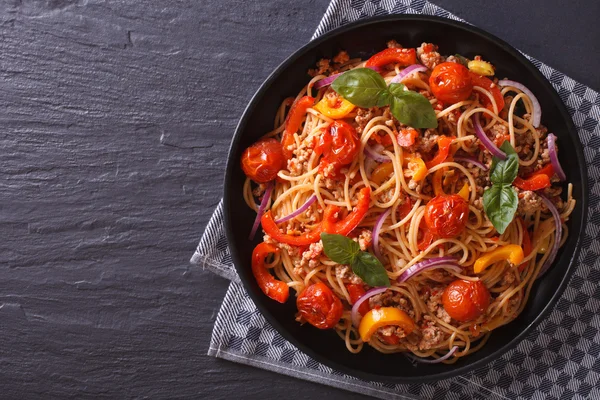 Hermosos espaguetis con carne picada y verduras, vista superior —  Fotos de Stock