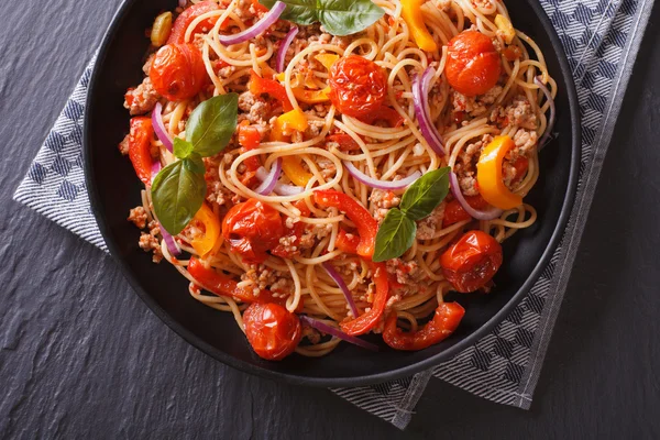 Italienische Pasta mit Gemüse in Großaufnahme. horizontale Ansicht von oben — Stockfoto