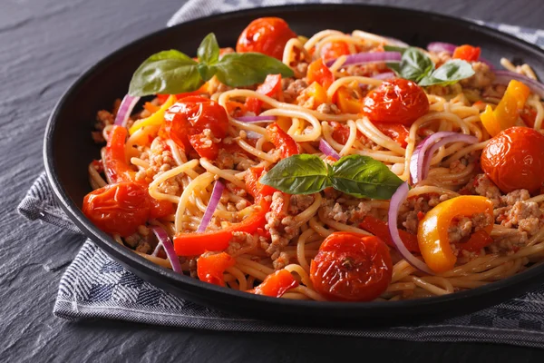 Comida italiana: massa com carne picada e legumes — Fotografia de Stock