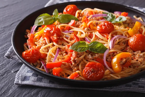 Alimentation italienne : pâtes à la viande hachée et légumes — Photo