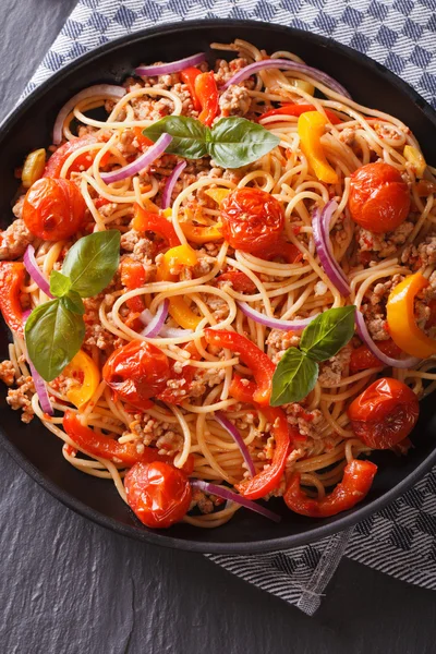 Italienisches Essen: Pasta mit Gemüse in Großaufnahme. vertikale Ansicht von oben — Stockfoto