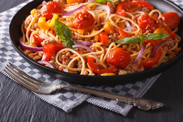 Spaghetti met gehakt vlees en groenten close-up. horizontale — Stockfoto