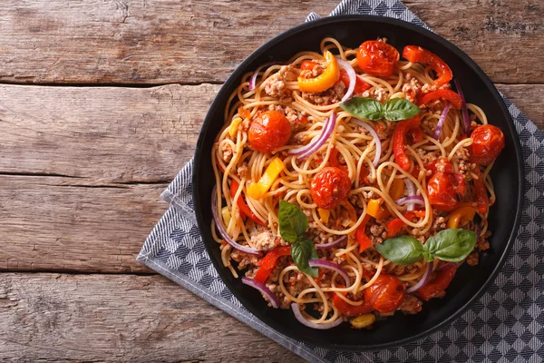 Spagetti darált zöldséggel. vízszintes felülnézet — Stock Fotó