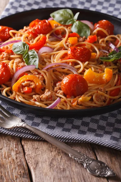 Espaguete com carne picada e legumes close-up vertical — Fotografia de Stock