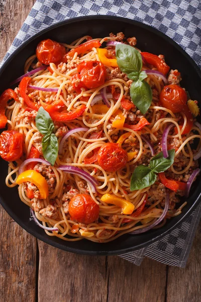 Spaghetti mit Hackfleisch und Gemüse in Nahaufnahme. vertikale Ansicht von oben — Stockfoto