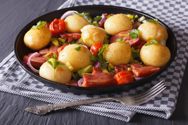 Pommes de terre nouvelles appétissantes avec bacon frit et herbes dans une assiette — Photo