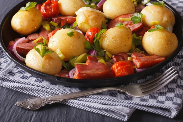 Batatas novas apetitosas com bacon e ervas, horizontais — Fotografia de Stock