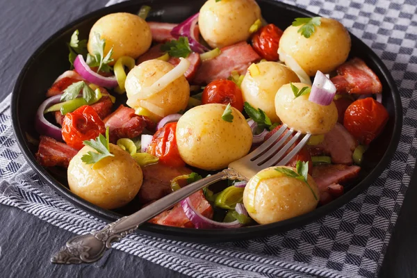 Warm salad of new potatoes with bacon and vegetables, — Stock Photo, Image