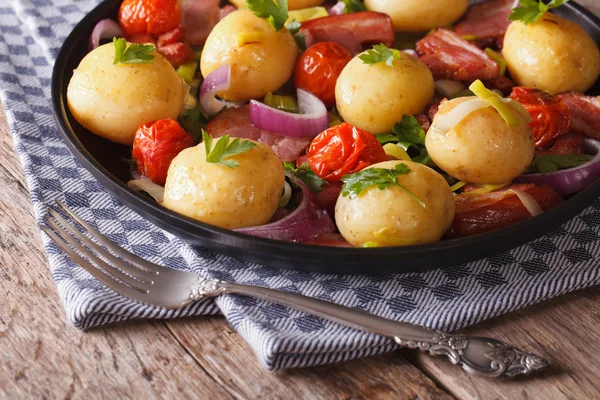 Landfutter: junge Kartoffeln mit Zwiebeln, Tomaten und Speck — Stockfoto