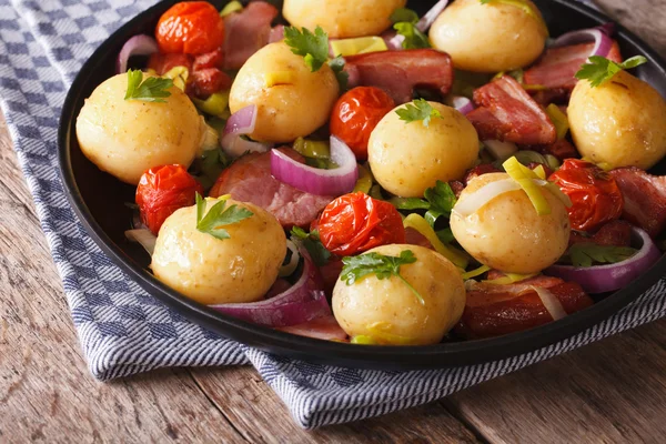 Batatas saborosas com cebola, tomate e bacon — Fotografia de Stock