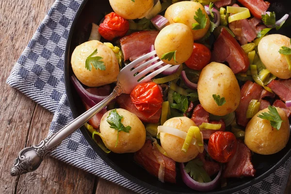 Neue Kartoffeln mit Zwiebeln und Speck horizontal von oben — Stockfoto