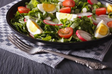 Yumurta, turp ve kuzukulağı ile lezzetli salata yakın çekim 