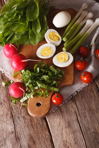 Ovos, rabanetes e azeda para salada de primavera vista superior vertical — Fotografia de Stock