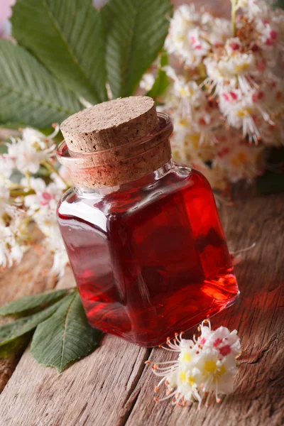 Gesztenye infúzió a palackot függőleges Vértes virágok — Stock Fotó