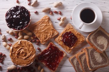 Fıstık ezmesi ve kahve üst görünümden yatay sandviçle