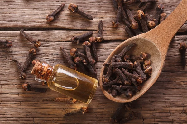 Essence of cloves in the bottle macro  horizontal top view — Stock Photo, Image