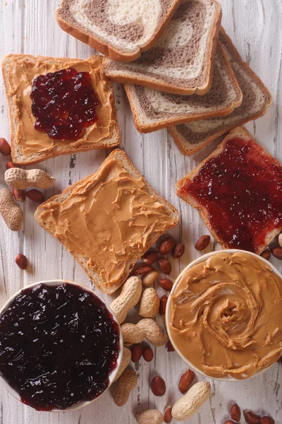 Солодкі бутерброди з джемом та арахісовим маслом вид зверху — стокове фото