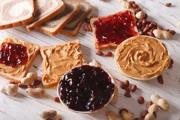 Toast with peanut butter and jelly close-up. horizontal — Stock Photo, Image
