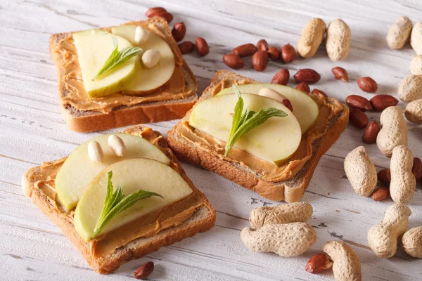 Здоровый завтрак: тост со свежим яблоком и арахисовым маслом — стоковое фото