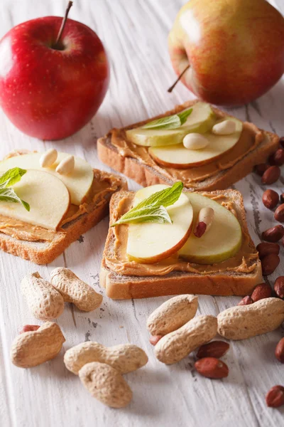 Panini con mela fresca e burro di arachidi verticale — Foto Stock