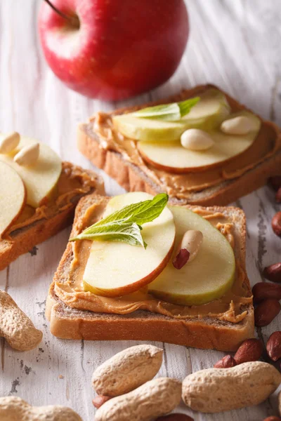 Вкусные сэндвичи с арахисовым маслом и яблочной вертикалью — стоковое фото