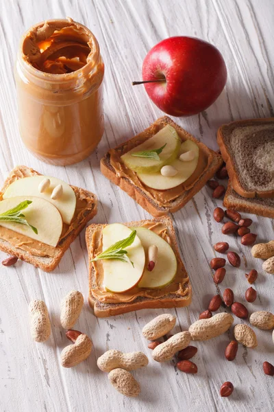 Deliciosos sándwiches con mantequilla de maní y primer plano de manzana — Foto de Stock