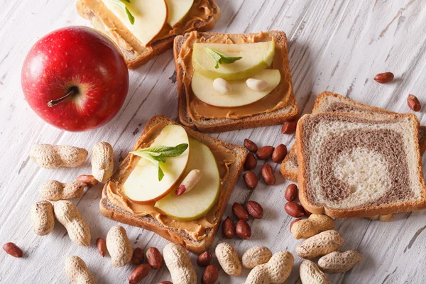 Bocadillos con mantequilla de maní y una manzana. Vista superior horizontal — Foto de Stock