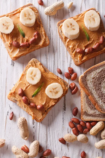Sağlıklı gıda: fıstık ezmesi ve muzlu sandviç — Stok fotoğraf