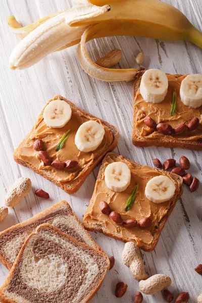 Sandwiches para niños con mantequilla de maní y banano vista superior — Foto de Stock