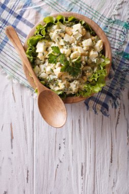 Yukarıdan dikey görünüm ahşap bir kasede yumurta salatası