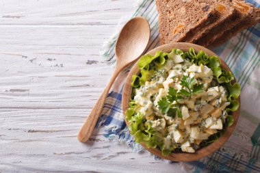 yumurta salatası mayonezli ve yatay üstten görünüm ekmek