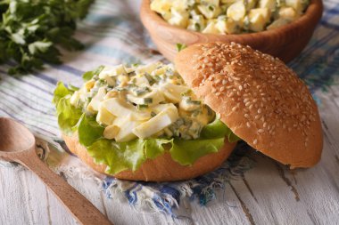 Yumurta salata ve marul yakın çekim ile lezzetli sandviç