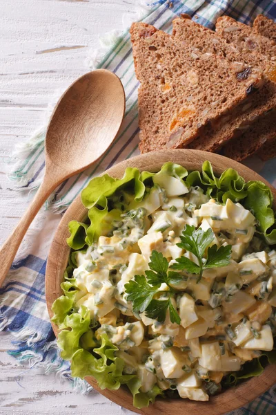 Ensalada de huevo con mayonesa y pan vista superior vertical —  Fotos de Stock