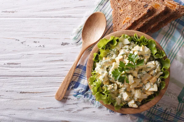 Yumurta salatası mayonezli ve yatay üstten görünüm ekmek — Stok fotoğraf
