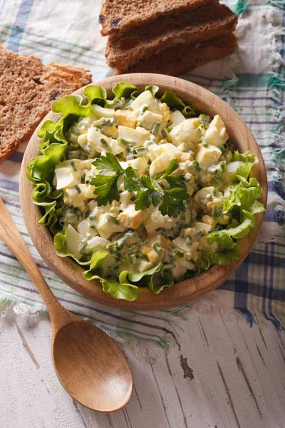 Ensalada de huevo con cebolla verde de cerca, rústico, vista superior vertical —  Fotos de Stock