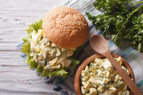 Sándwich con ensalada de huevo estilo rústico. Vista superior horizontal — Foto de Stock