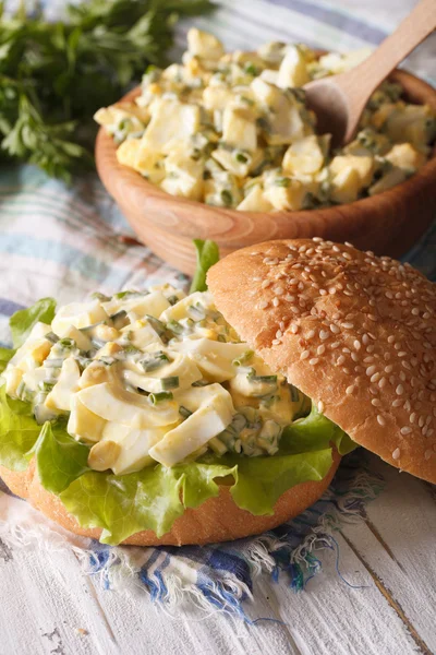 健康的三明治加鸡蛋沙拉与莴苣，垂直 — 图库照片