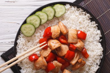 tavuk ve teriyaki sos yatay üst görünümden ile pirinç
