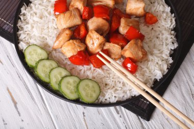 Çin yemeği: pirinç ile tavuk ve teriyaki sos Üstten Görünüm