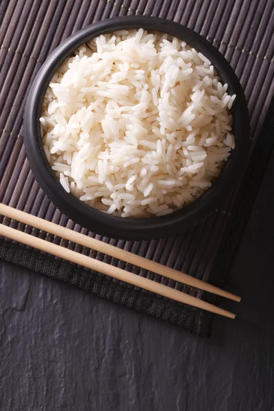 Arroz dietético en un bol negro vista superior vertical de primer plano —  Fotos de Stock