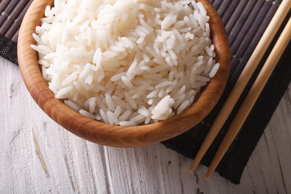 Comida asiática: arroz en un tazón de madera de primer plano. vista superior horizontal —  Fotos de Stock