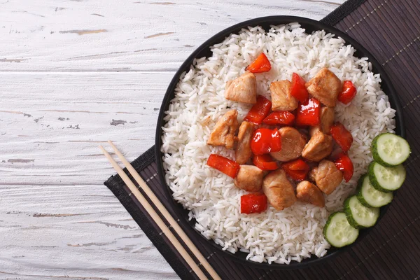 Pieces of chicken with rice on a plate. Horizontal top view — Stock Photo, Image