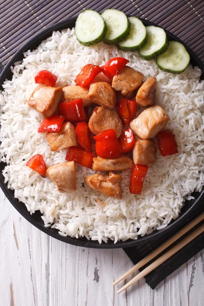 Nasi dengan potongan ayam close-up. tampilan atas vertikal — Stok Foto