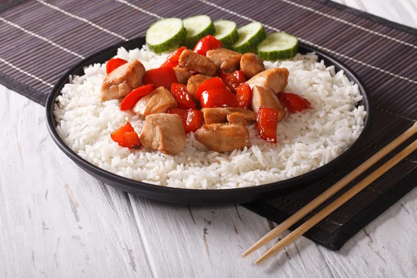 Arroz con trozos de pollo en un primer plano salsa. Horizontal — Foto de Stock