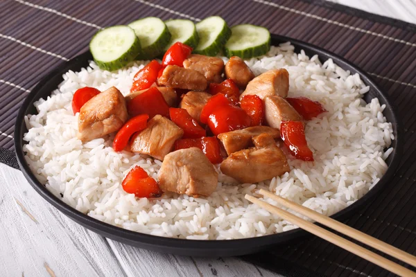 Рис с куриными кусочками крупным планом азиатского стиля — стоковое фото