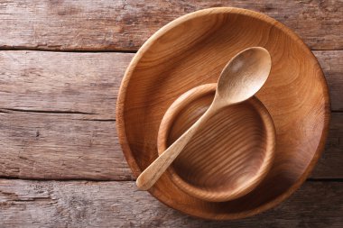 Ahşap tabak ve kaşık bir rustik tarzda. Yatay Üstten Görünüm