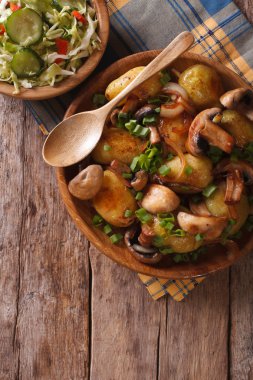 Fırında patates mantar ve taze salata Üstten Görünüm