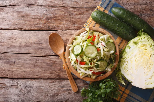 Nourriture maison : salade de chou vue horizontale sur le dessus — Photo